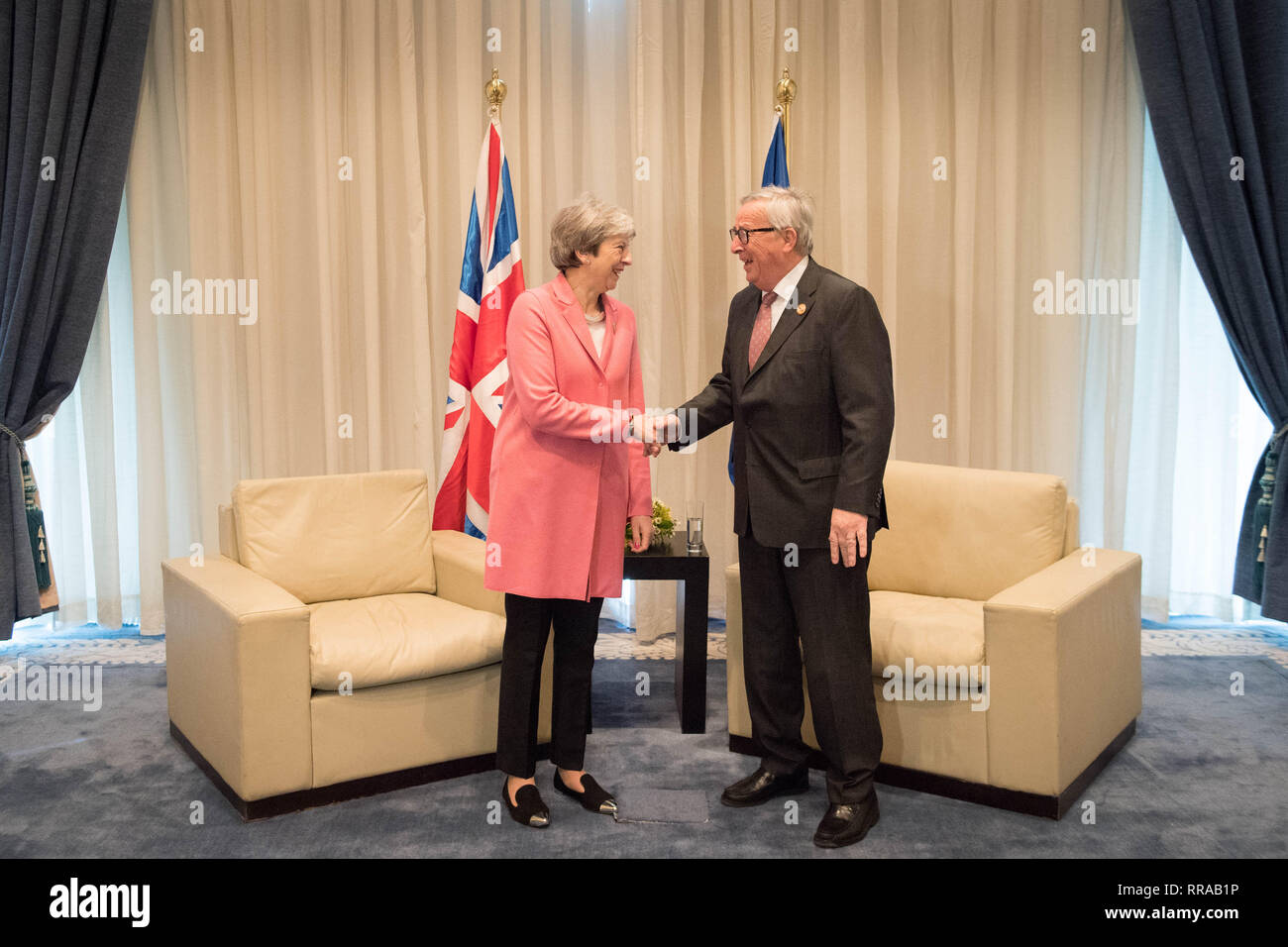 Premier ministre Theresa peut tenir une réunion bilatérale avec le président de la Commission européenne, Jean-Claude Juncker lors de la participation à la Ligue des États arabes sommet de Charm el-Cheikh, en Égypte. Banque D'Images