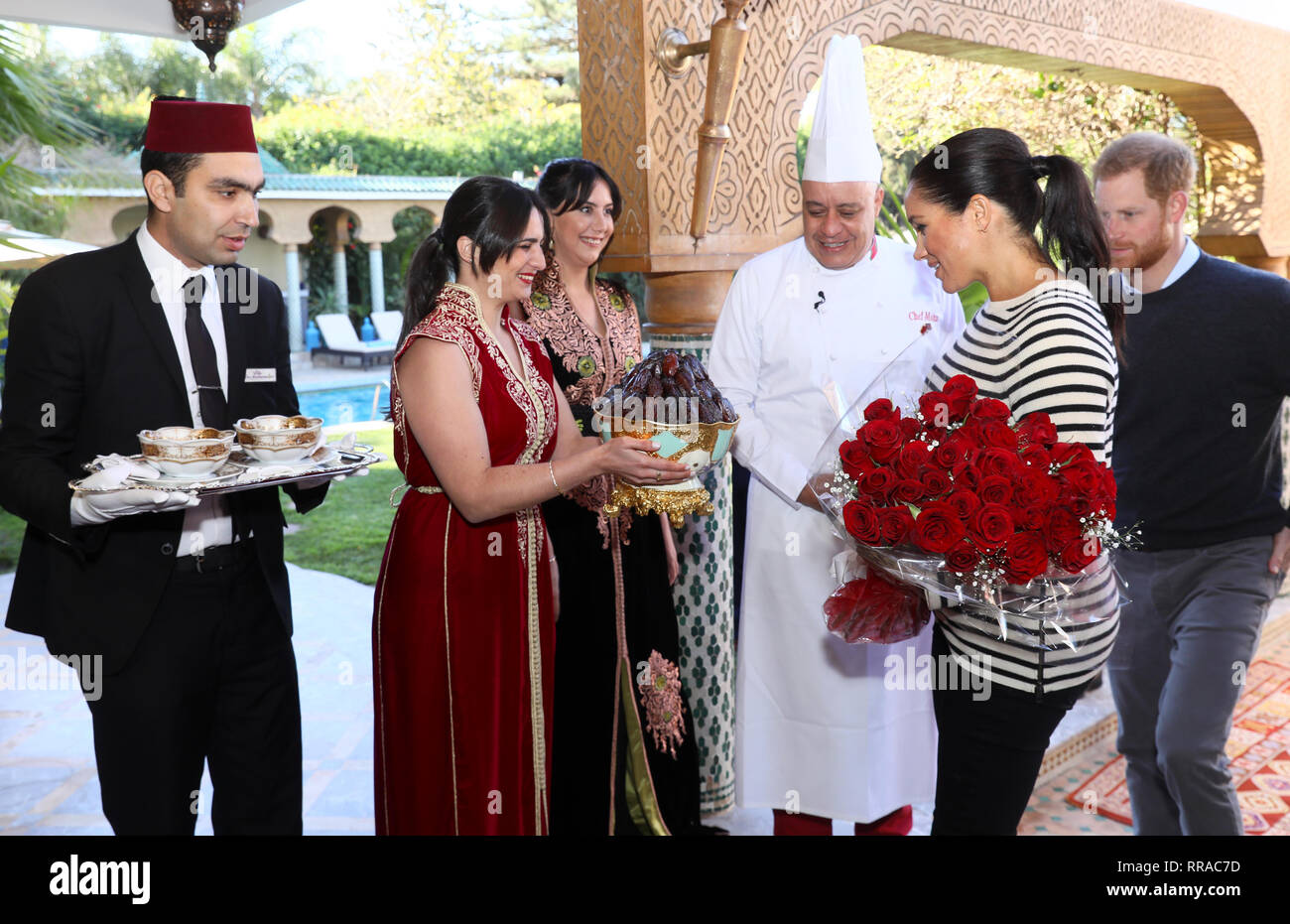 Le duc et la duchesse de Kent sont accueillis par le Chef Moha Fedal à mesure qu'ils arrivent pour une démonstration de l'Ecole de cuisine à la Villa des Ambassadeurs à Rabat sur le troisième jour de leur tournée du Maroc. Banque D'Images