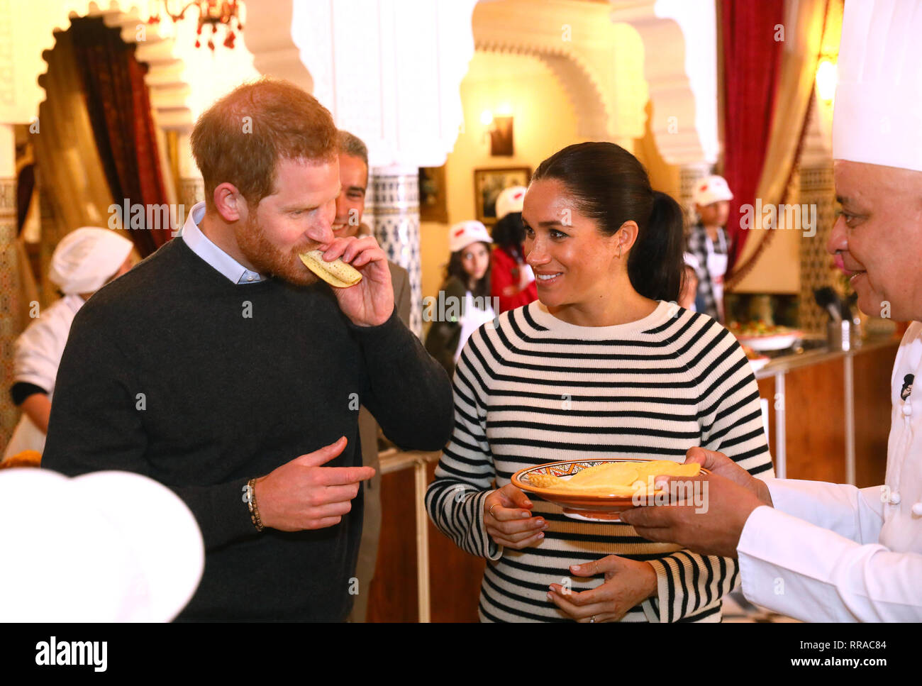 Le duc et la duchesse de Sussex, essayez un peu de nourriture au cours d'une démonstration de l'Ecole de cuisine à la Villa des Ambassadeurs à Rabat sur le troisième jour de leur tournée du Maroc. Banque D'Images