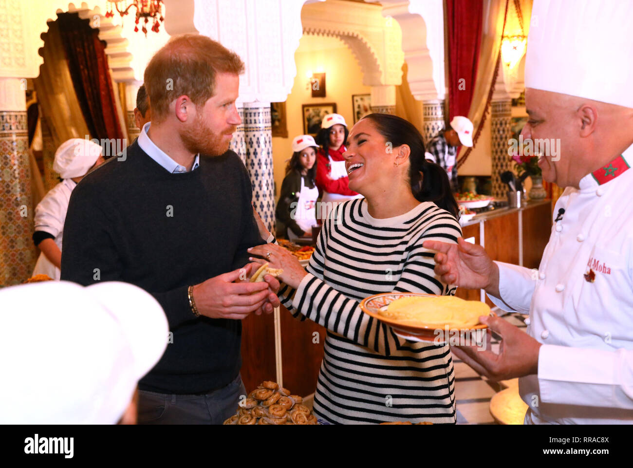 Le duc et la duchesse de Sussex, essayez un peu de nourriture au cours d'une démonstration de l'Ecole de cuisine à la Villa des Ambassadeurs à Rabat sur le troisième jour de leur tournée du Maroc. Banque D'Images