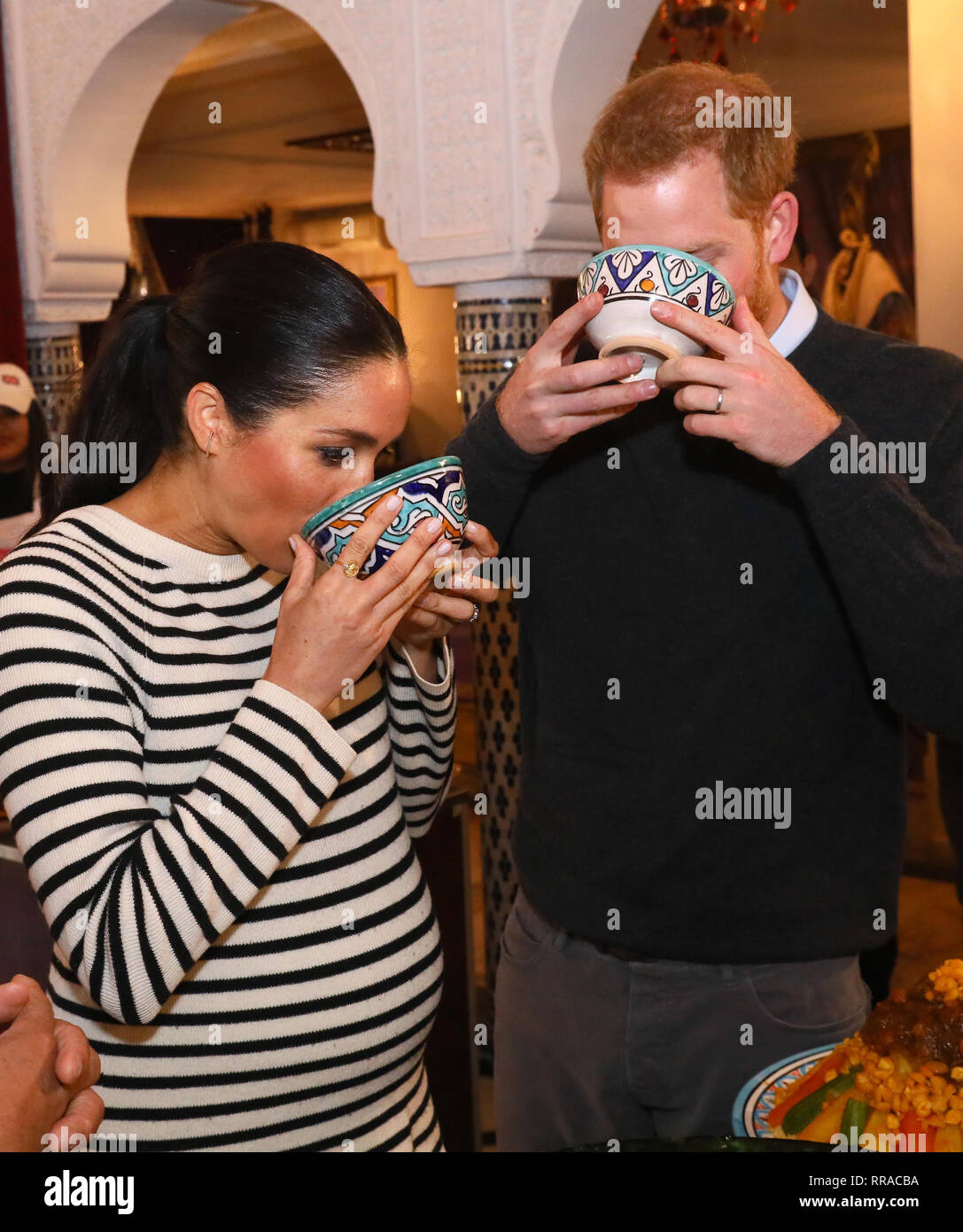 Le duc et la duchesse de Sussex verre verres lors d'une manifestation à l'Ecole de cuisine Villa des Ambassadeurs à Rabat sur le troisième jour de leur tournée du Maroc. Banque D'Images