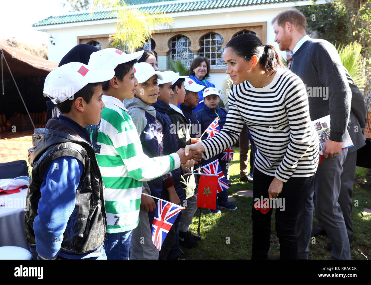 Le duc et la duchesse de Kent parle avec les jeunes comme wellwishers ils visitent une école de cuisine démonstration à Villa des Ambassadeurs à Rabat sur le troisième jour de leur tournée du Maroc. Banque D'Images