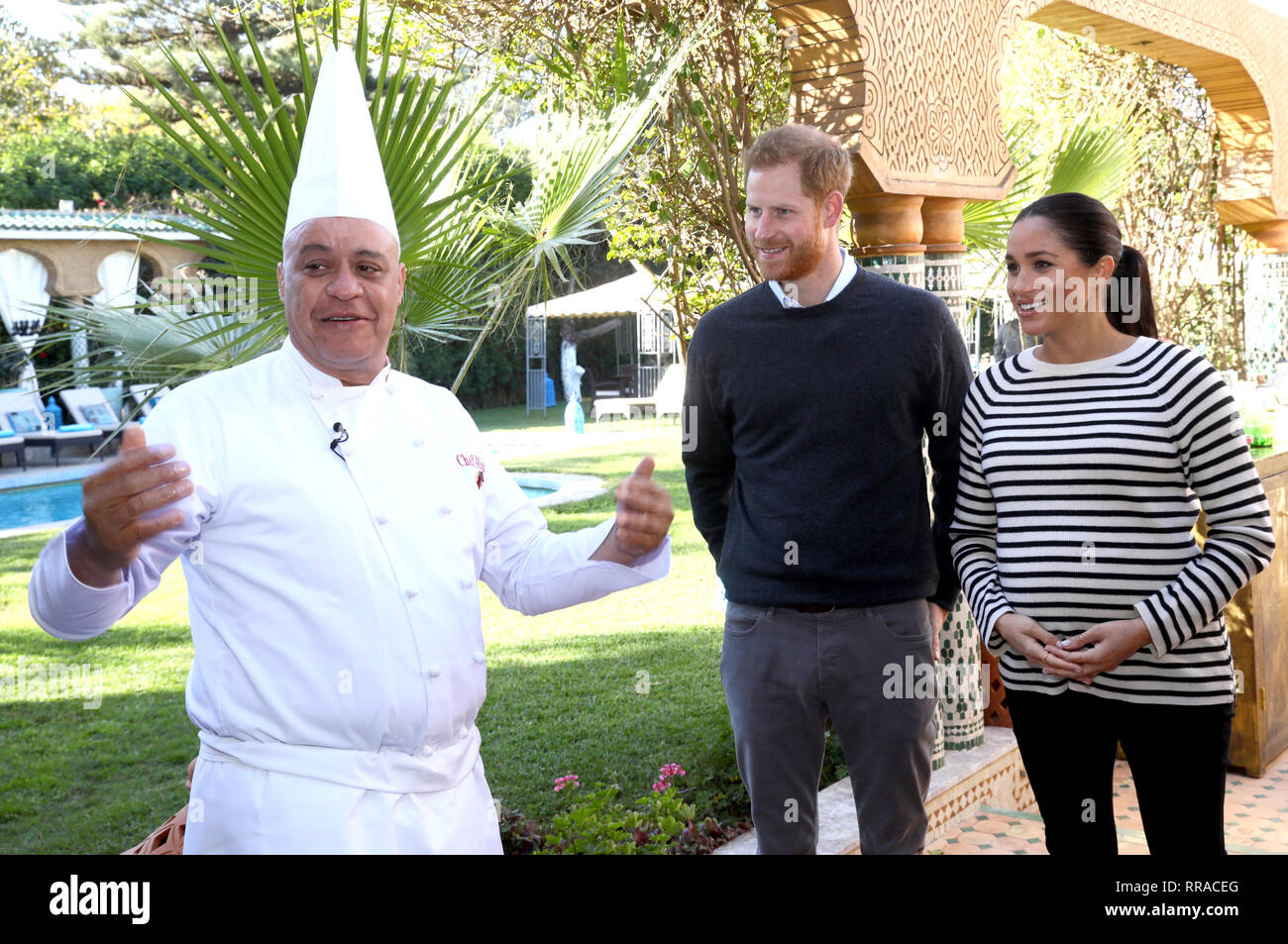 Le duc et la duchesse de Kent et Meghan, duchesse de Sussex sont accueillis par le Chef Moha Fedal à mesure qu'ils arrivent pour une démonstration de l'Ecole de cuisine à la Villa des Ambassadeurs à Rabat sur le troisième jour de leur tournée du Maroc. Banque D'Images