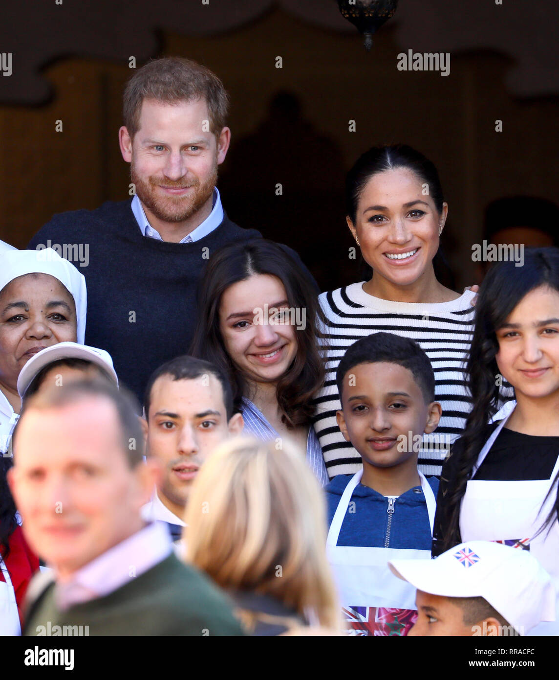 Le duc et la duchesse de Sussex ose avec le Chef Moha Fedal et les enfants au cours d'une démonstration de l'Ecole de cuisine à la Villa des Ambassadeurs à Rabat sur le troisième jour de leur tournée du Maroc. Banque D'Images