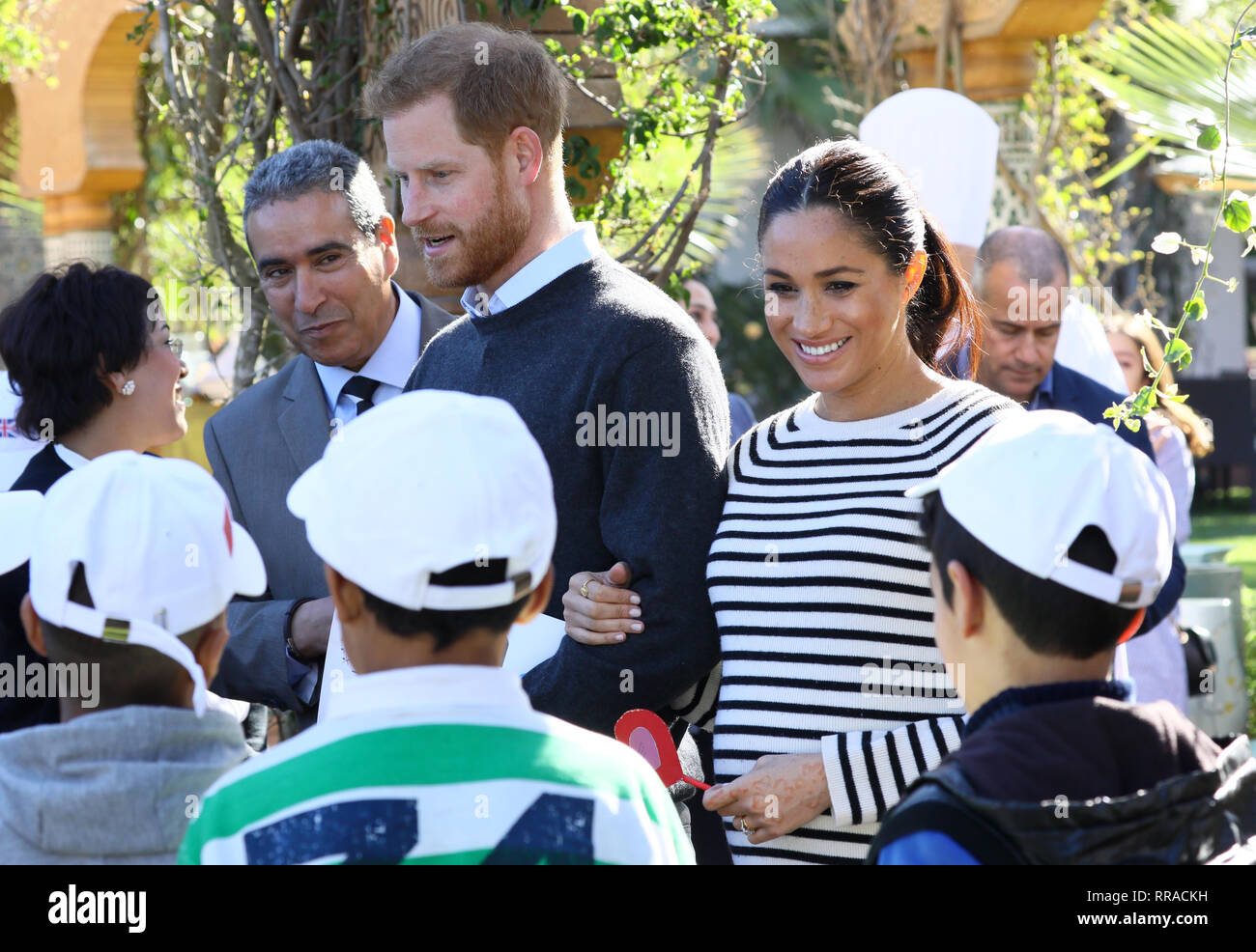 Le duc et la duchesse de Kent parle avec les jeunes comme wellwishers ils visitent une école de cuisine démonstration à Villa des Ambassadeurs à Rabat sur le troisième jour de leur tournée du Maroc. Banque D'Images