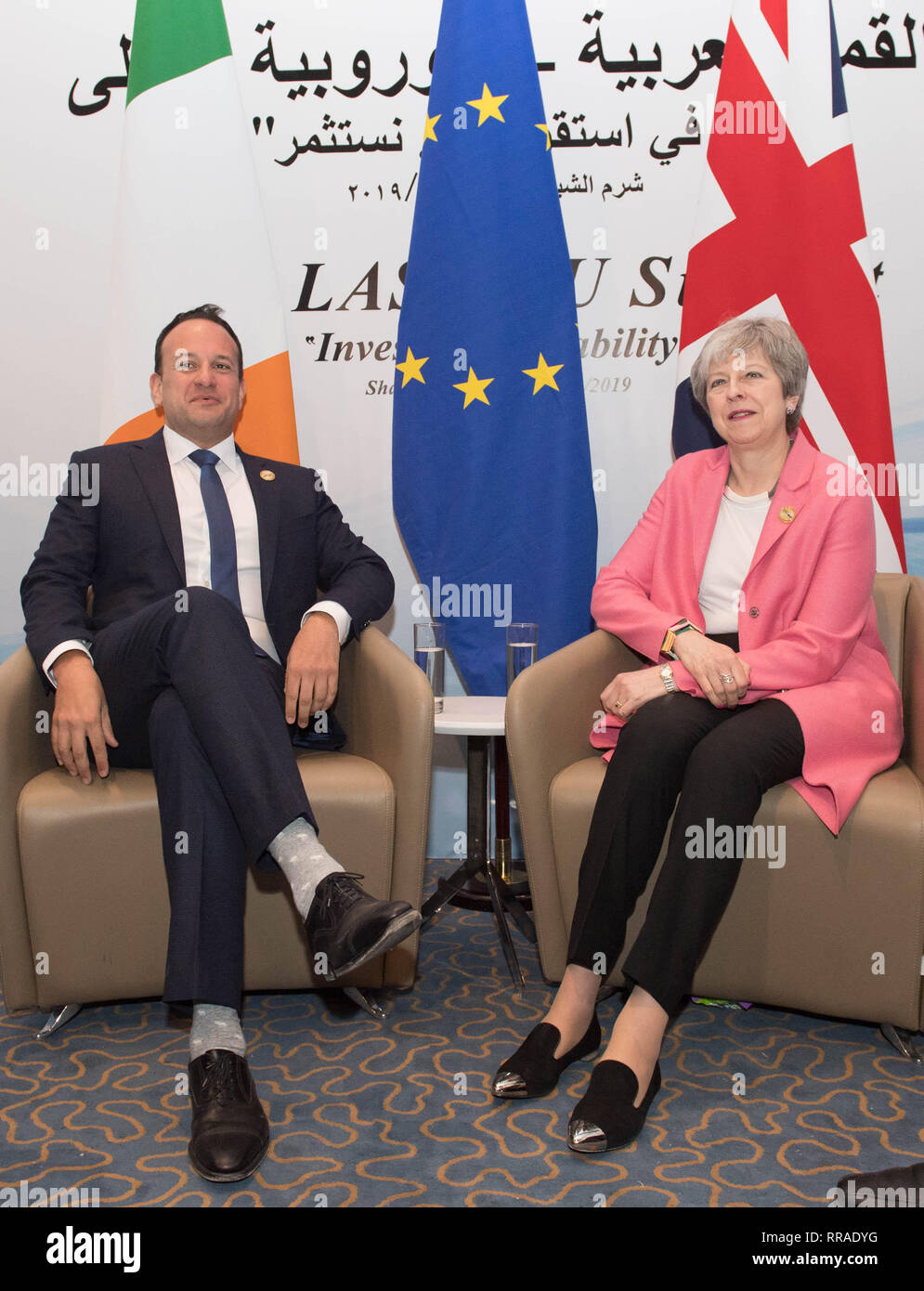 Premier ministre Theresa mai au cours d'une réunion bilatérale avec le Premier ministre irlandais Leo Varadkar comme ils vont à l'UE-Ligue des États arabes sommet de Charm el-Cheikh, en Égypte. Banque D'Images