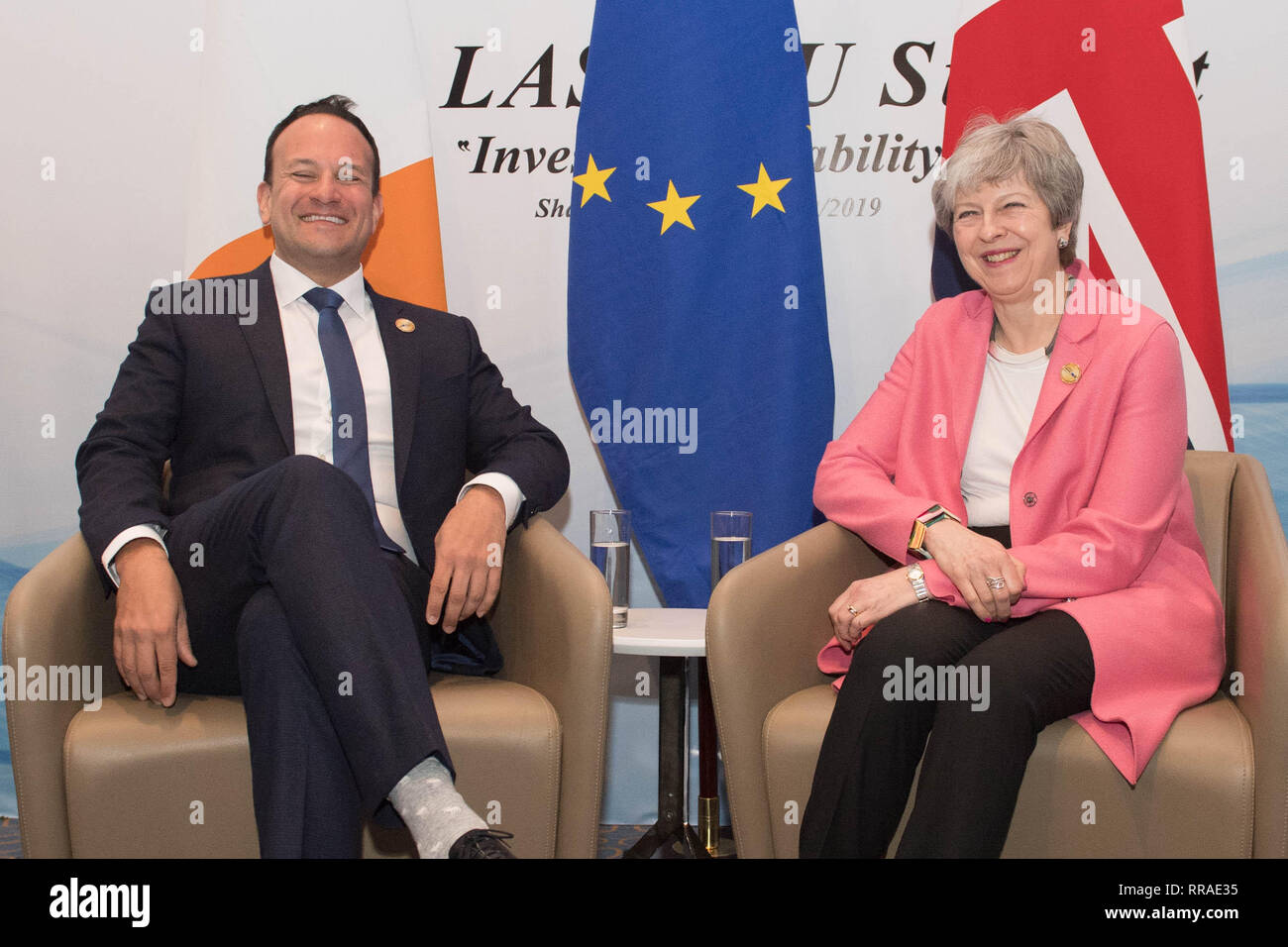 Premier ministre Theresa mai au cours d'une réunion bilatérale avec le Premier ministre irlandais Leo Varadkar comme ils vont à l'UE-Ligue des États arabes sommet de Charm el-Cheikh, en Égypte. Banque D'Images