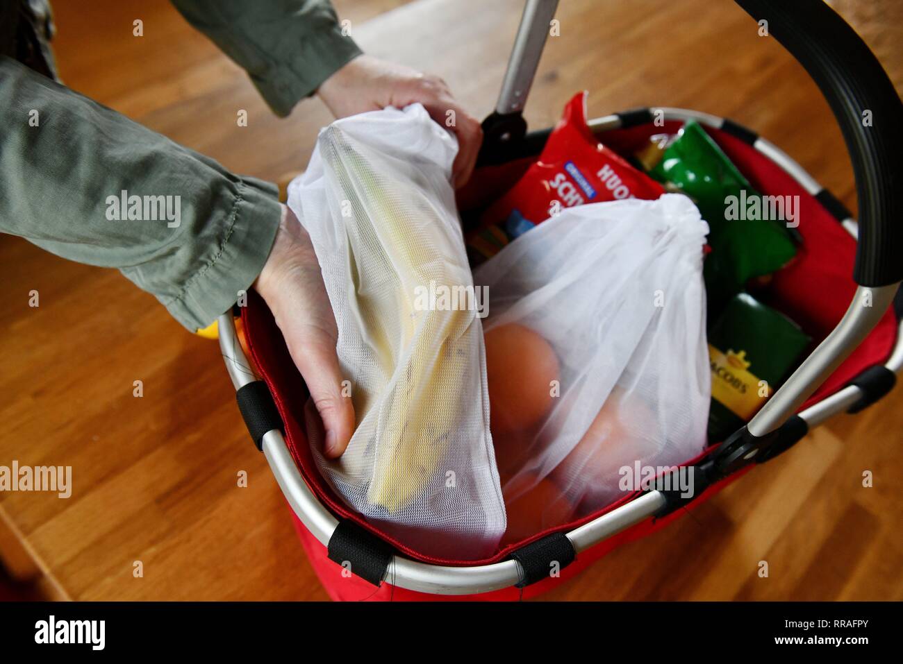 Osterode am Harz, Allemagne. Feb 20, 2019. Image symbolique l'emballage alimentaire, l'Allemagne, ville d'Osterode, 20. Février 2019. Crédit : Frank May | utilisée dans le monde entier/dpa/Alamy Live News Banque D'Images