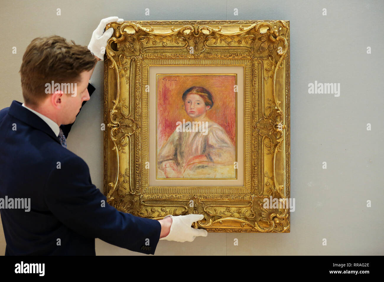 Bonhams. New Bond Street, London, UK. Feb 25, 2019. Un technicien se bloque buste de femme par Pierre-Auguste Renoir (1841-1919). Peint en 1911, il a une estimation de 000 € 300,000-500 Bonhams Vente d'Art Moderne et impressionniste se tiendra à Londres le 28 février 2019. Credit : Dinendra Haria/Alamy Live News Banque D'Images