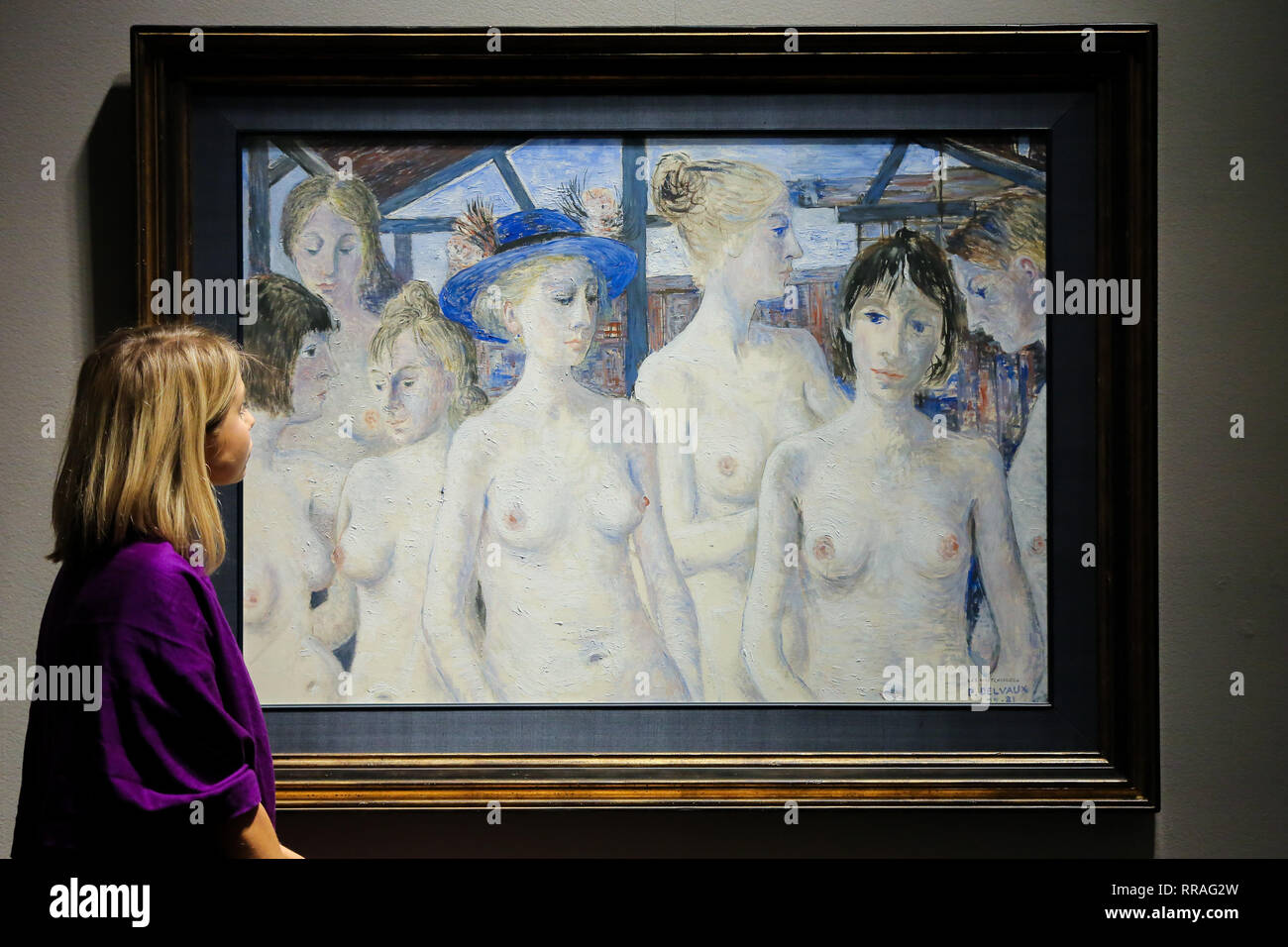 Bonhams. New Bond Street, London, UK. Feb 25, 2019. Une femme vues Les mysterieuses par Paul Delvaux (1897-1994). Peint en décembre 1981 Estimation £000 120,000-180 Bonhams Vente d'Art Moderne et impressionniste se tiendra à Londres le 28 février 2019. Credit : Dinendra Haria/Alamy Live News Banque D'Images