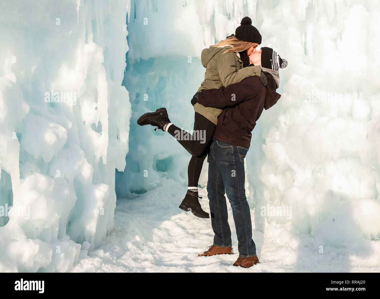 Chicago, USA. Feb 24, 2019. Addotta Bahlint Taylor et Colton de Rockford, Illinois, kiss au château de glace dans le Lac Léman, Wisconsin, États-Unis, le 24 février 2019. Les châteaux de glace sont en exposition dans le lac de Genève pour la première fois cette année. Ils ont été construits entièrement à la main par des artistes de la glace et restera ouvert tout l'hiver. Crédit : Joel Lerner/Xinhua/Alamy Live News Banque D'Images