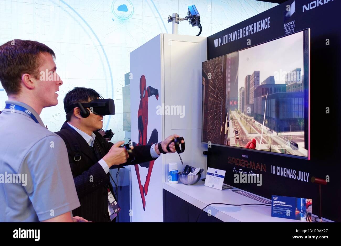 Barcelone, Espagne. Feb 25, 2019. Un visiteur joue au Jeux VR 2019 Mobile World Congress (MWC) de Barcelone, Espagne, le 25 février 2019. Les quatre jours de la CMM 2019 s'est ouverte lundi à Barcelone. Credit : Guo Qiuda/Xinhua/Alamy Live News Banque D'Images