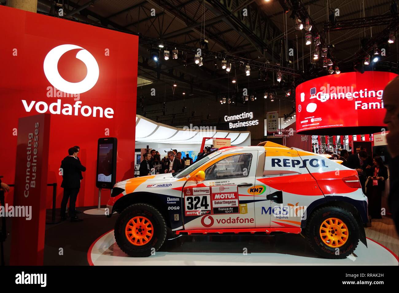 Barcelone, Espagne. Feb 25, 2019. Les personnes sont considérées au stand de l'entreprise mobile Vodafone au Mobile World Congress 2019 (MWC) à Barcelone, Espagne, le 25 février 2019. Les quatre jours de la CMM 2019 s'est ouverte lundi à Barcelone. Credit : Guo Qiuda/Xinhua/Alamy Live News Banque D'Images