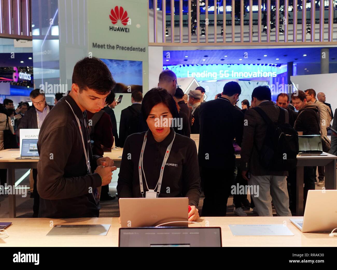Barcelone, Espagne. Feb 25, 2019. Les personnes sont considérées au stand de l'entreprise tech chinois Huawei au Mobile World Congress 2019 (MWC) à Barcelone, Espagne, le 25 février 2019. Les quatre jours de la CMM 2019 s'est ouverte lundi à Barcelone. Credit : Guo Qiuda/Xinhua/Alamy Live News Banque D'Images
