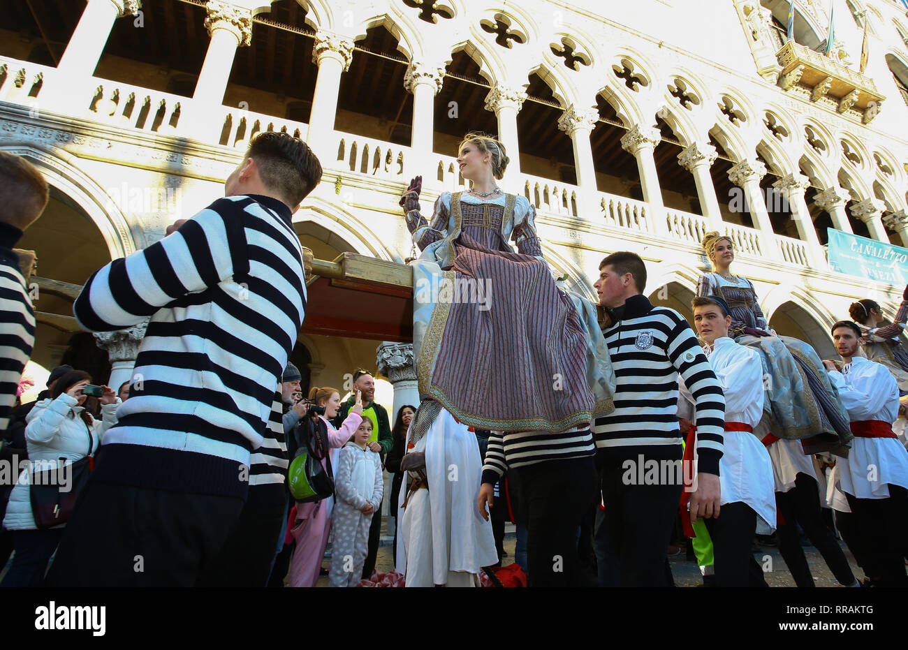 Venise, Italie. Feb 23, 2019. L'hommage que le Doge portées par an à douze belles filles vénitiennes, en leur donnant généreusement pour le mariage avec le bijoux dogali a été renouvelé aujourd'hui avec la "Festa delle Marie', un rendez-vous de la tradition vénitienne. L'événement a démarré en début d'après-midi avec le défilé des filles, accompagné par des groupes costumés, de San Piero di Castello le long de la Riva degli Schiavoni jusqu'à l'étape de la Piazza San Marco où la présentation officielle du Carnaval de partie de Prince Maurice Agosti. Agence Photo crédit : indépendante/Alamy Live News Banque D'Images