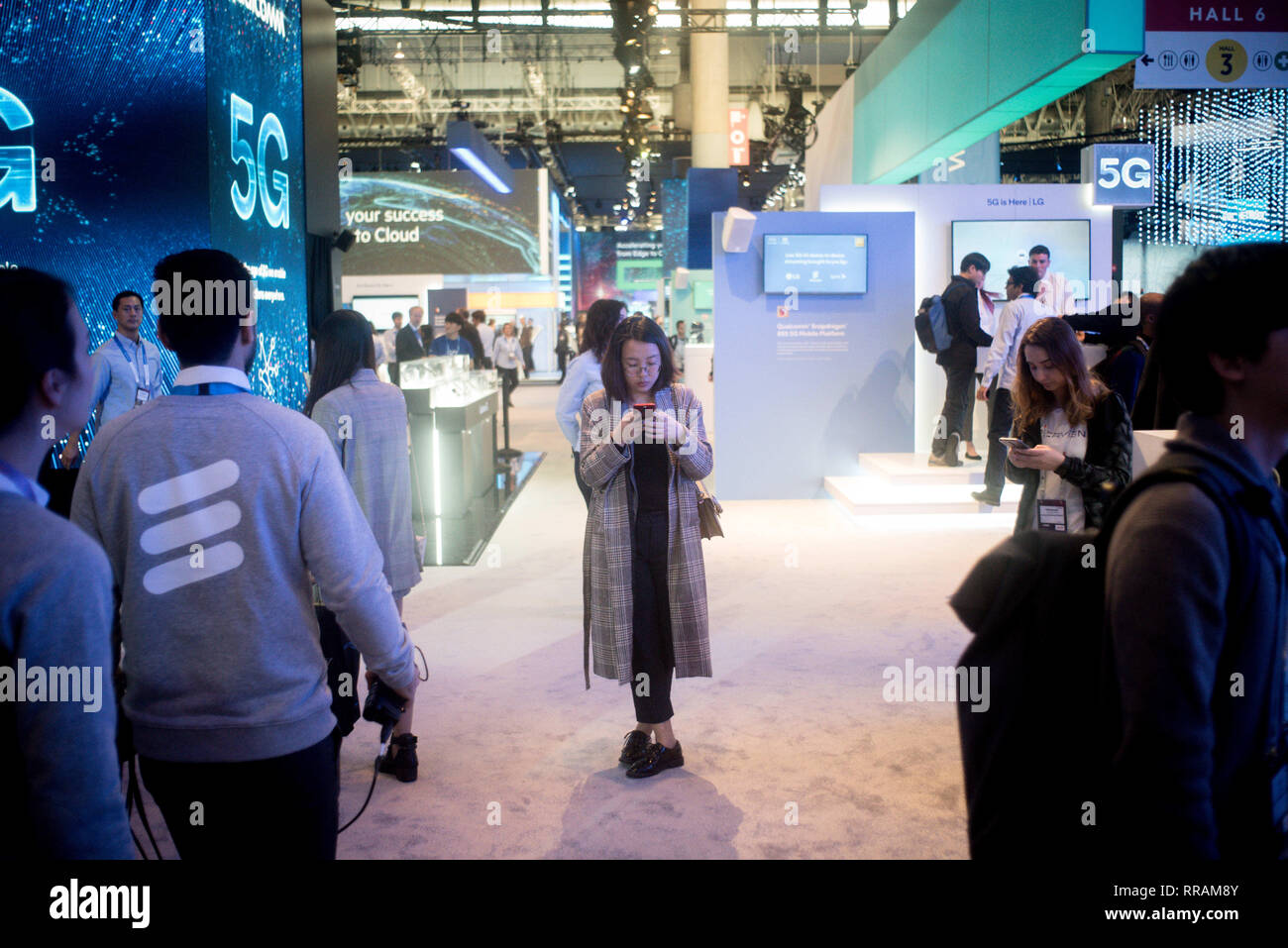 Barcelone, Catalogne, Espagne. Feb 25, 2019. Un préposé vérifie son téléphone pendant le jour de l'ouverture de la GSMA Mobile World Congress 2019 à Barcelone, l'événement mondial le plus important sur la communication à partir d'appareils mobiles apportant togeteher les principales entreprises et les derniers développements dans le secteur. Crédit : Jordi Boixareu/ZUMA/Alamy Fil Live News Banque D'Images