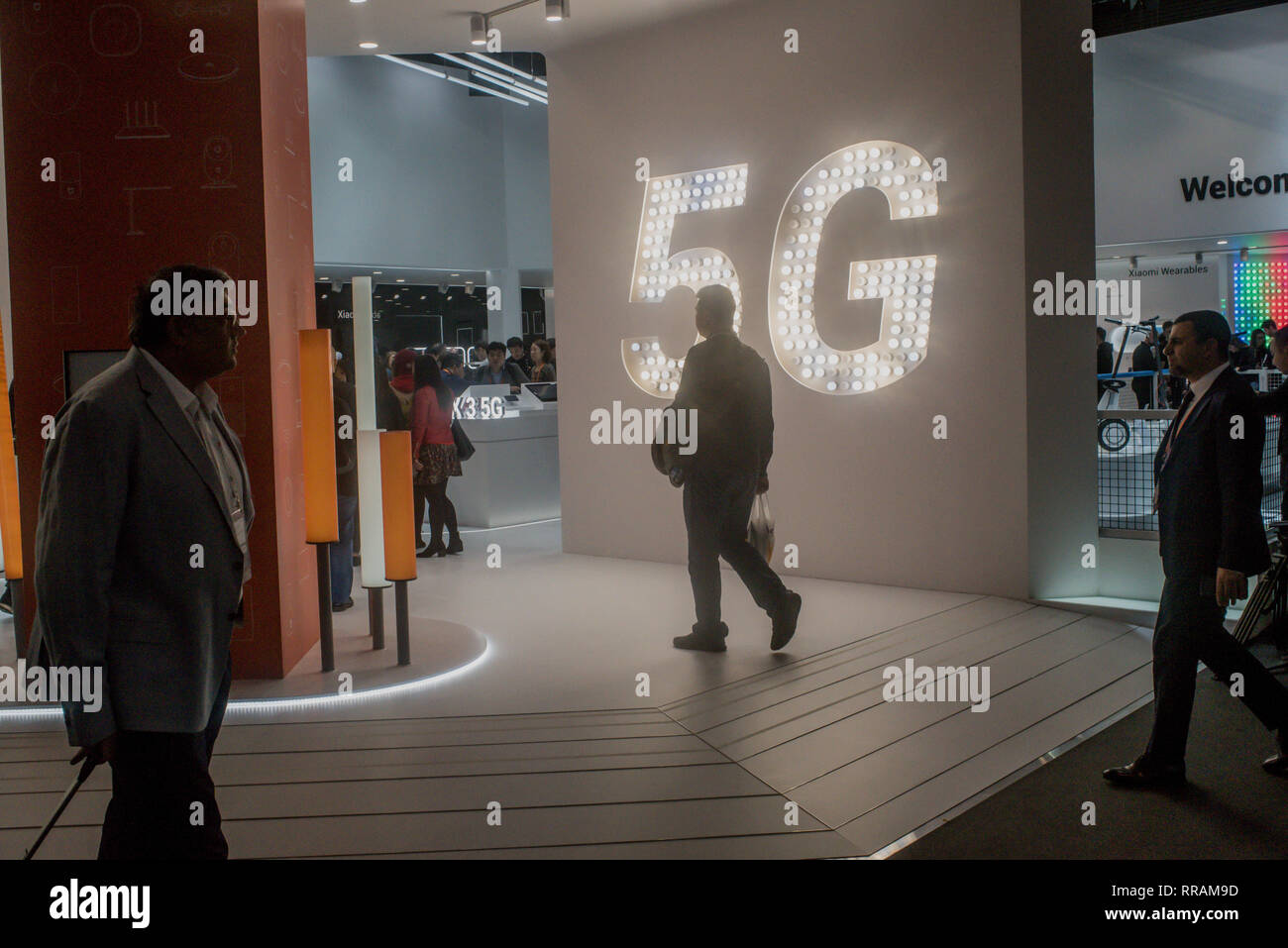 Barcelone, Catalogne, Espagne. Feb 25, 2019. Les gens passent devant un stand présentant la technologie 5G au cours de la journée d'ouverture de la GSMA Mobile World Congress 2019 à Barcelone, l'événement mondial le plus important sur la communication à partir d'appareils mobiles apportant togeteher les principales entreprises et les derniers développements dans le secteur. Crédit : Jordi Boixareu/ZUMA/Alamy Fil Live News Banque D'Images