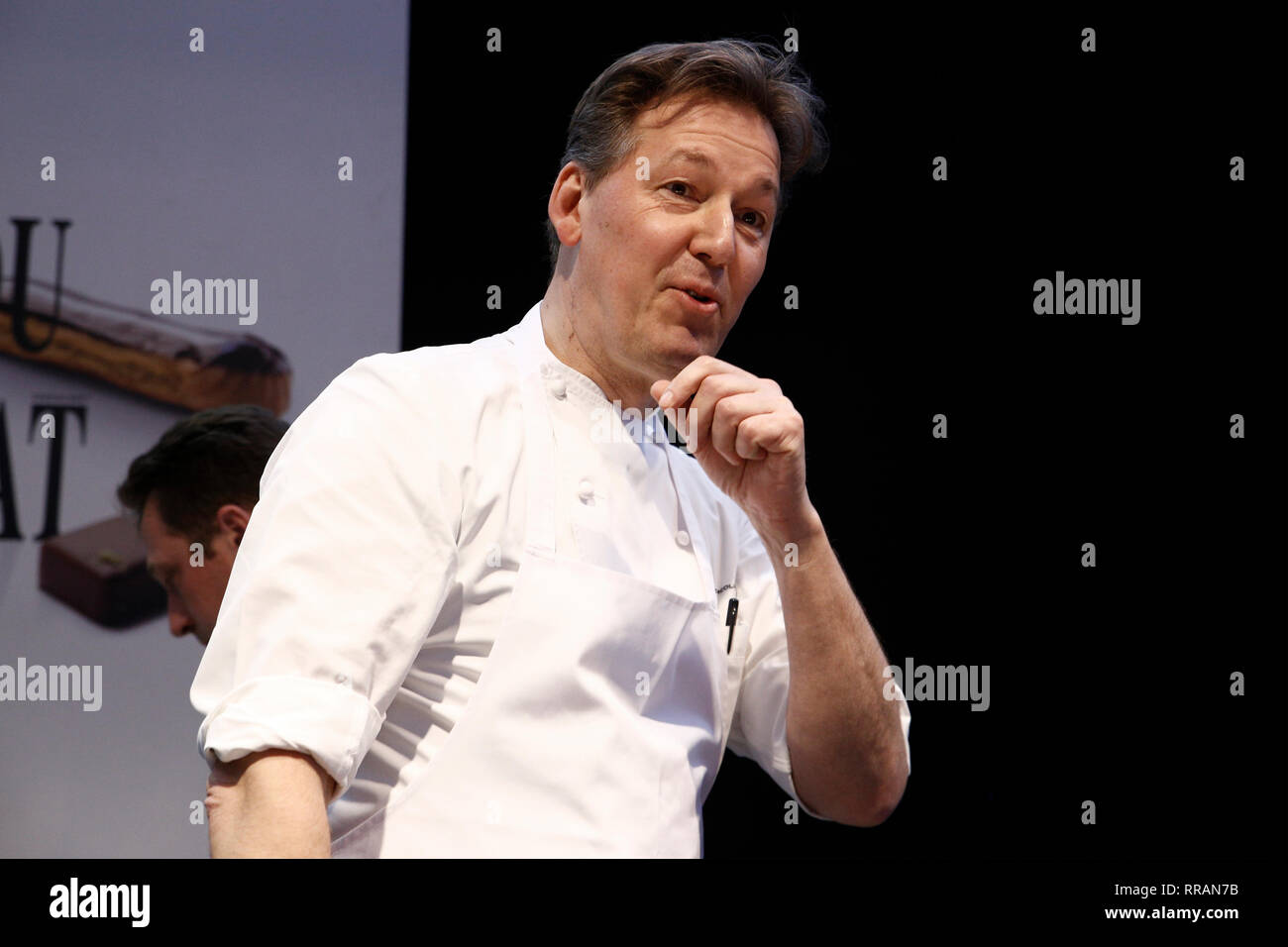 Bruxelles, Belgique. Feb 24, 2019. Célèbre chocolatier belge Pierre Marcolini prépare en dessert au chocolat Salon du Chocolat. Credit : ALEXANDROS MICHAILIDIS/Alamy Live News Banque D'Images