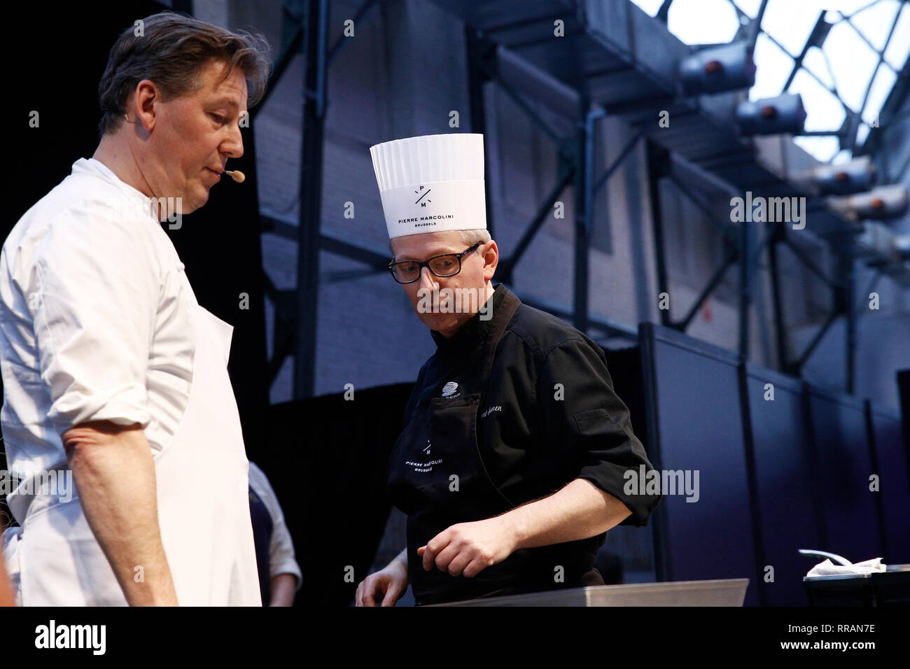 Bruxelles, Belgique. Feb 24, 2019. Célèbre chocolatier belge Pierre Marcolini prépare en dessert au chocolat Salon du Chocolat. Credit : ALEXANDROS MICHAILIDIS/Alamy Live News Banque D'Images