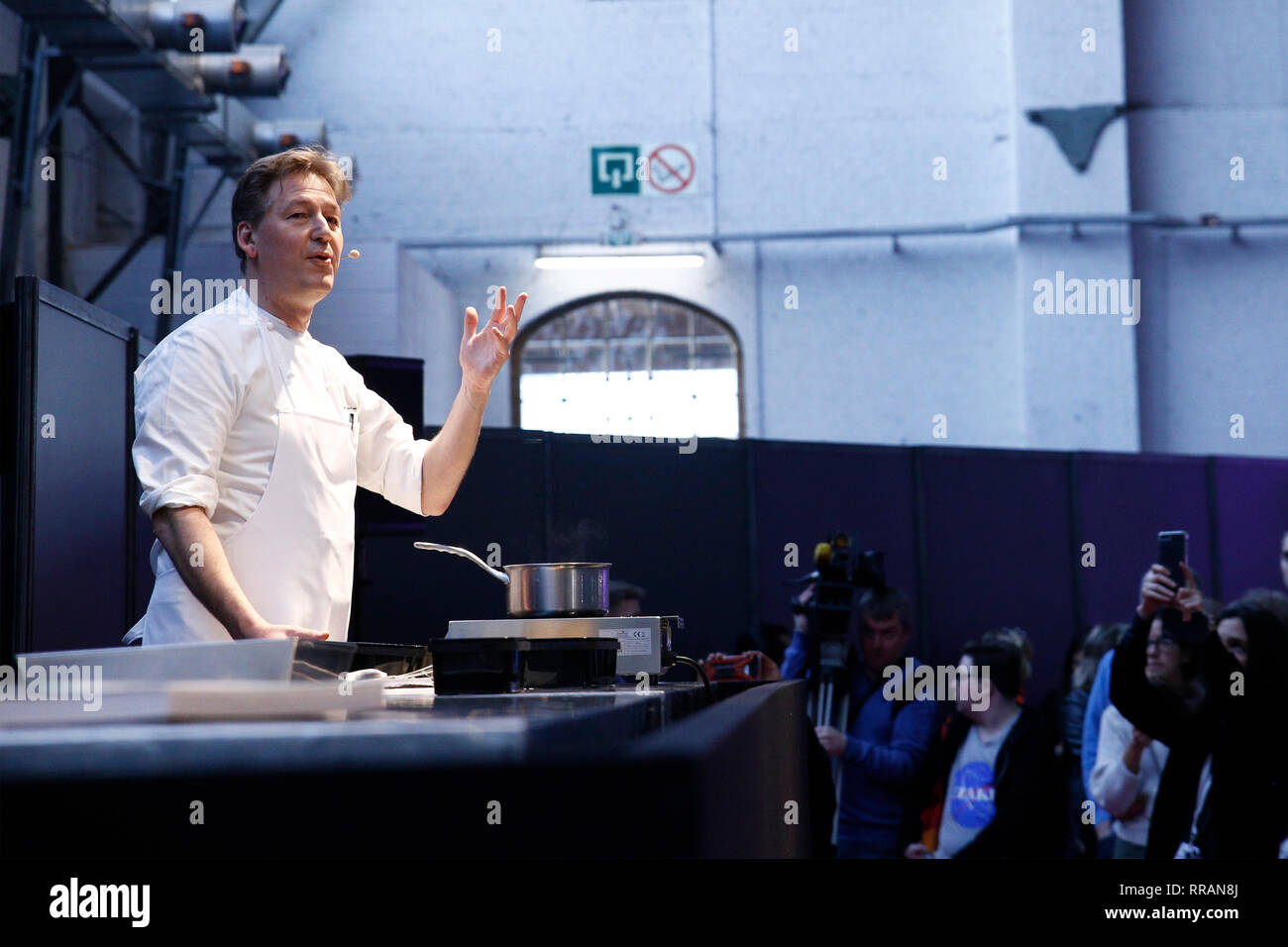 Bruxelles, Belgique. Feb 24, 2019. Célèbre chocolatier belge Pierre Marcolini prépare en dessert au chocolat Salon du Chocolat. Credit : ALEXANDROS MICHAILIDIS/Alamy Live News Banque D'Images