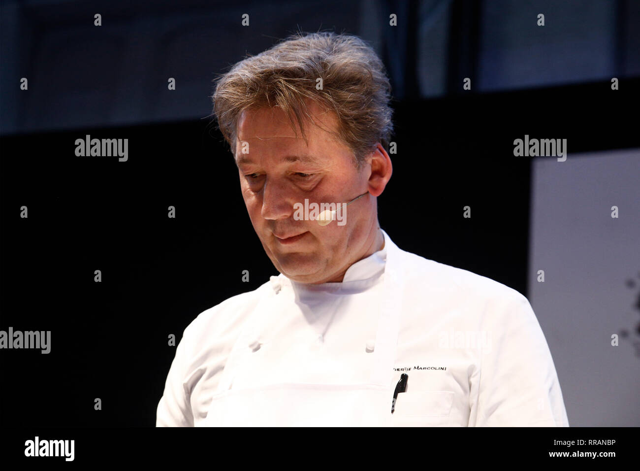 Bruxelles, Belgique. Feb 24, 2019. Célèbre chocolatier belge Pierre Marcolini prépare en dessert au chocolat Salon du Chocolat. Credit : ALEXANDROS MICHAILIDIS/Alamy Live News Banque D'Images