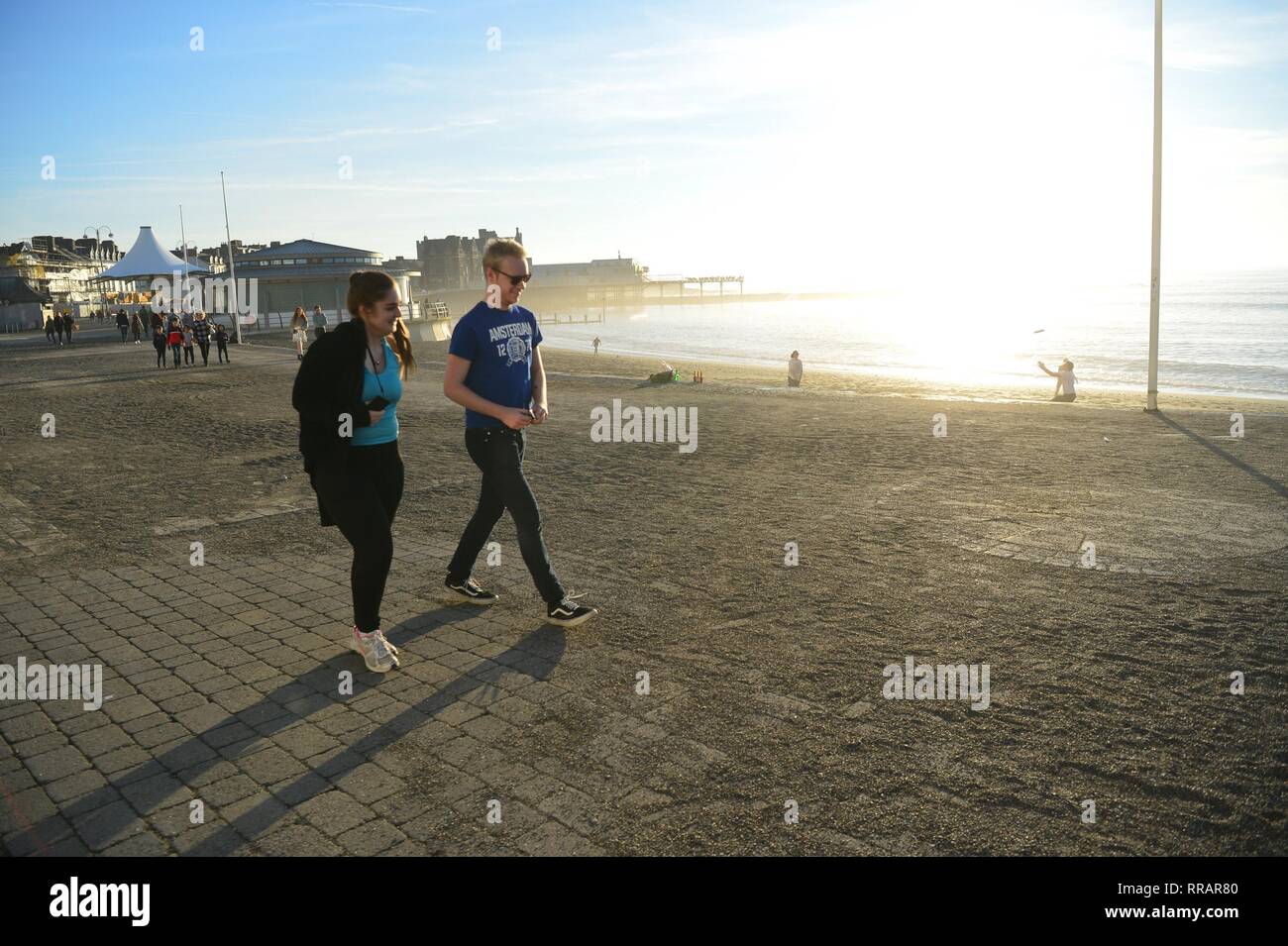 Pays de Galles Aberystwyth UK. Mondsy 25 Feb 2019 UK weather : personnes appréciant la chaleur record à Aberystwyth, Ceredigion, où la température a atteint un record de 20,3 degrés Celsius à Trawsgoed à quelques milles à l'intérieur de la ville Photo © Keith Morris / Alamy Live News Banque D'Images