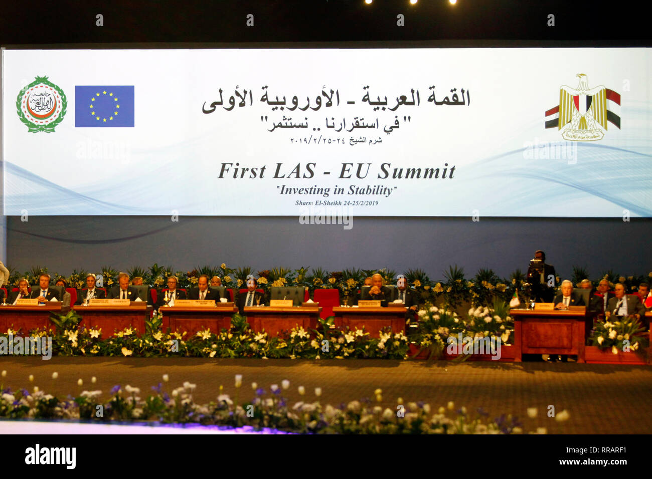 (190226) -- CHARM EL-CHEIKH, le 26 février 2019 (Xinhua) -- Photo prise le 25 février 2019 montre la scène de la première Ligue des États arabes (LEA) et l'Union européenne (UE) Sommet de Charm el-Cheikh, en Egypte. Plus de 50 pays européens et arabes ont participé aux deux journées de LAS-Sommet de l'UE. Elle a été l'occasion pour les dirigeants de discuter des derniers développements dans la région, tels que le processus de paix au Moyen-Orient et la situation au Yémen, en Libye et en Syrie. (Xinhua/Ahmed Gomaa) Banque D'Images