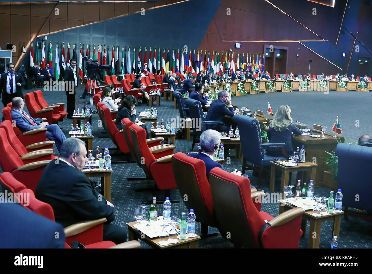 (190226) -- CHARM EL-CHEIKH, le 26 février 2019 (Xinhua) -- Photo prise le 25 février 2019 montre la scène de la première Ligue des États arabes (LEA) et l'Union européenne (UE) Sommet de Charm el-Cheikh, en Egypte. Plus de 50 pays européens et arabes ont participé aux deux journées de LAS-Sommet de l'UE. Elle a été l'occasion pour les dirigeants de discuter des derniers développements dans la région, tels que le processus de paix au Moyen-Orient et la situation au Yémen, en Libye et en Syrie. (Xinhua/Ahmed Gomaa) Banque D'Images