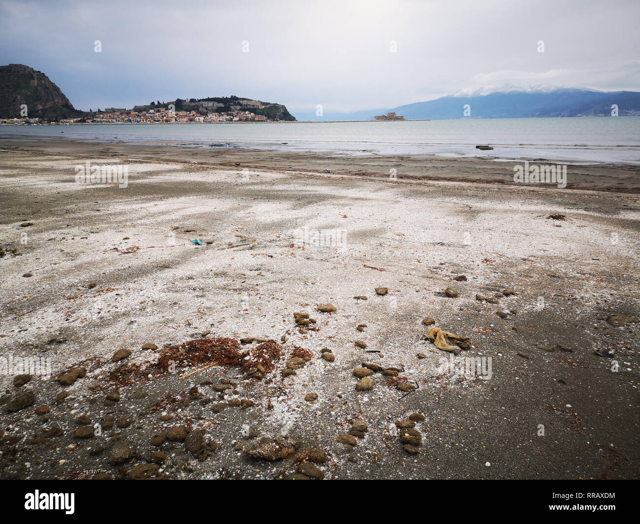 Argolide, Nauplie, Grèce. 25 févr. 2019. L'étrange phénomène de marée basse comme vu dans la ville de Nauplie, le lundi 25 février 2019. La mer sur la route côtière d'Nafplio-Nea Kios a été tiré vers l'intérieur, révélant une vaste étendue de plage de sable fin qui impressionne tout le monde. La marée, l'opposé de l'inondation, est caractérisée par la descente de l'eau de mer. L'automne et l'ensemble des inondations sont le phénomène de marée. . Credit : VANGELIS/BOUGIOTIS Alamy Live News Banque D'Images