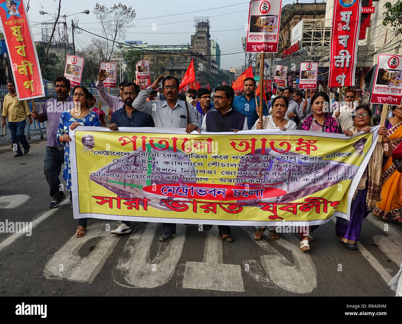 Kolkata, Bengale occidental, Inde. Feb 25, 2019. Vu les militants défileront avec des bannières, des pancartes et des drapeaux pendant la manifestation.de, en militant (Ligue des jeunes de l'ensemble de l'Inde) ont participé à un rallye avec une demande d'assurer une bonne sécurité à la station de métro, jusqu'gradation des anciens entraîneurs et créer des toilettes publiques dans le métro de Delhi, Inde. Credit : Avished Das/SOPA Images/ZUMA/Alamy Fil Live News Banque D'Images