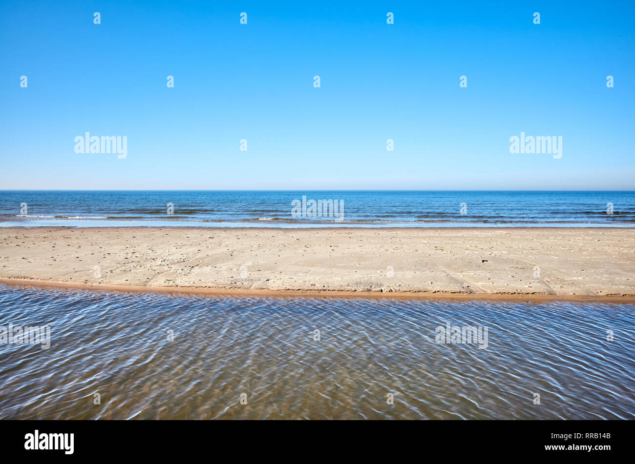 Vue sur une plage avec de l'eau peu profonde. Banque D'Images