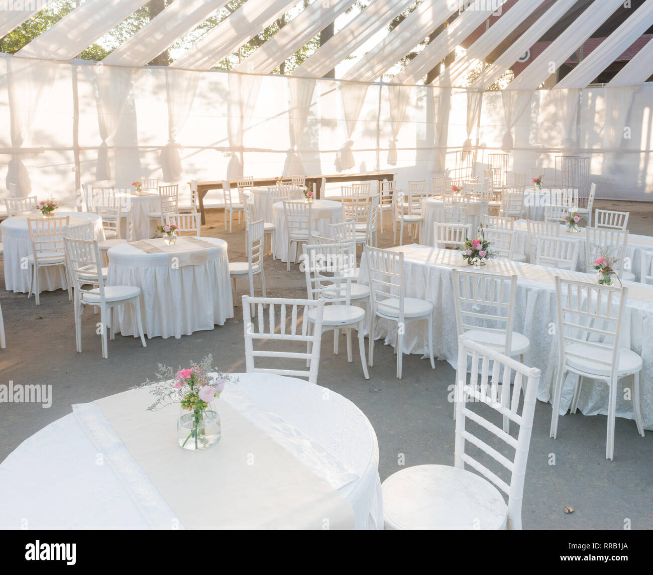 Une piscine pour un mariage en blanc, par une belle journée ensoleillée Banque D'Images