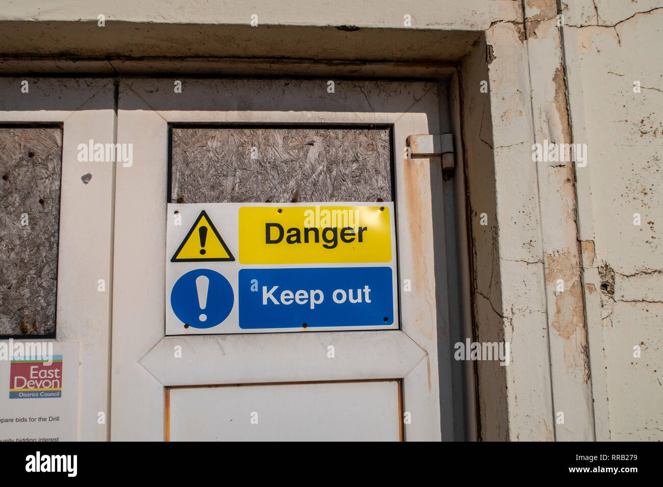 Danger, empêcher l'affiche à l'extérieur de la salle d'exercices, sur le front de mer à Sidmouth. Banque D'Images