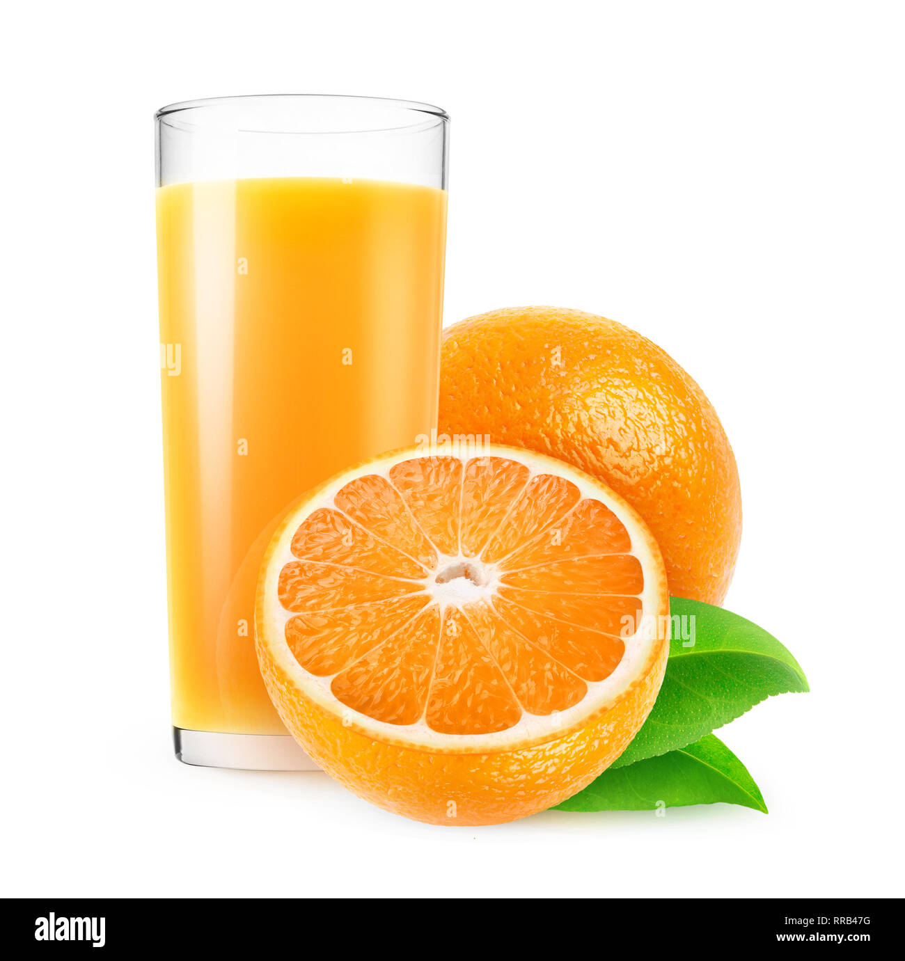 Jus d'isolés. Verre de jus d'orange frais et couper les oranges isolé sur fond blanc avec clipping path Banque D'Images