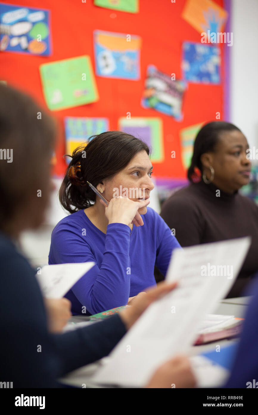 Les adultes dans un autre collège de l'éducation l'étude de l'apprentissage pour les soins aux enfants Banque D'Images