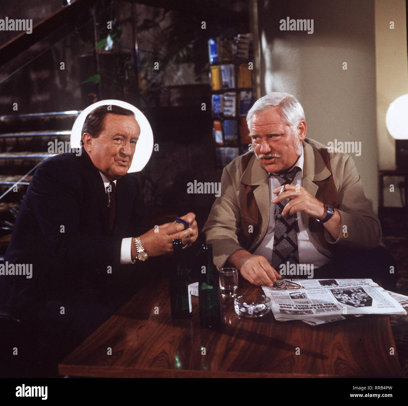 DER ALTE / Der Irrtum / Hauptkommissar Köster (SIEGFRIED LOWITZ) ist verwirrt - zu viele Widersprüche gilt es aufzuLösen. Er macht sich seine Recherchen und Verhöre schockierende und erlebt eine Überraschung. Voir mit Hans Dieter ZEIDLER - Blümel / , 06DFAZDFALT / Überschrift : DER ALTE Banque D'Images