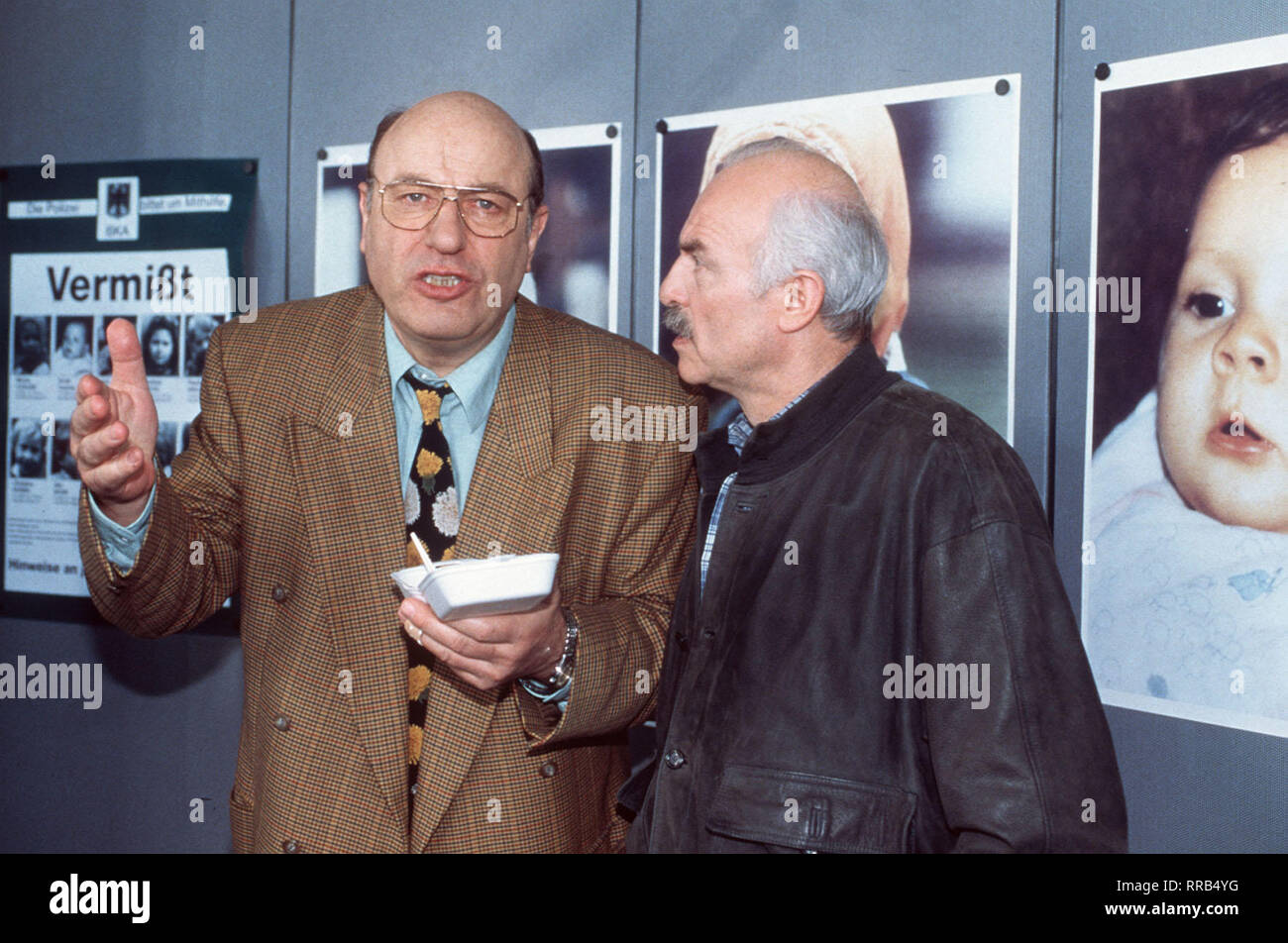 TATORT / Arme Püppi / Ihr neuer automne geht auch den erfahrenen Haupt-kommissaren MANRFRED,KRUG Stoever (l) und Brockmöller (CHARLES BRAUER) an die Nieren : einem Waldstück wurde die Leiche, geunden Babys und das wenige Tage nach senneur Geburt aus dem Krankenhaus wurde entführt... / , 07DFAN3TAT / Überschrift : TATORT / D 1998 Banque D'Images