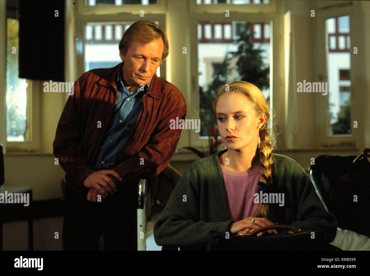 EIN FALL FÜR ZWEI / Eine seltsame Zeugin / Die Zeugin der nächtlichen Schießerei Heike Landers fühlt sich im Krankenhaus beobachtet. Wer ist der Unbekannte und was er ? / Bild : Heike Landers (SUSANNE LÜNING) und Matula (CLAUS THEO GÄRTNER) / Überschrift : EIN FALL FÜR ZWEI / BRD 1993 Banque D'Images