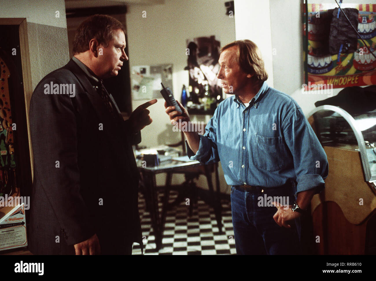 Folge : Herzschmerz Das Publikum liebte den Schlagerstar Christian Berger. Aber sein Comeback gerät ins Stocken, als er dans un verwickelt Mordfall wird. Voir mit RAINER HUNOLD (Dr Franck) und CLAUS THEO GÄRTNER (-Josef Matula) aka. Herzschmerz / Überschrift : EIN FALL FÜR ZWEI Banque D'Images