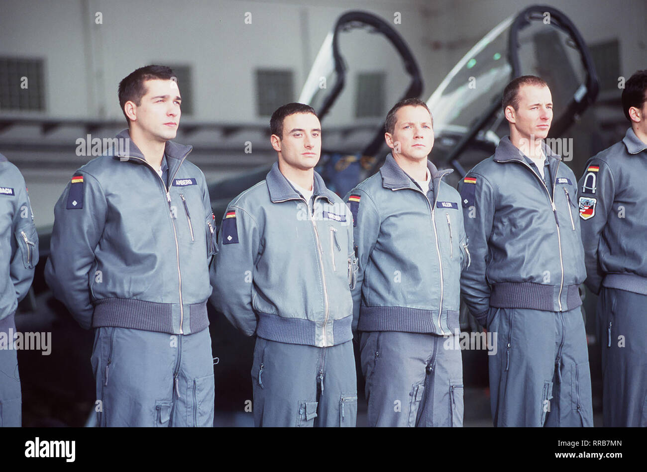 Frank, Robin, Phil Ben und haben es geschafft : Nach der ersten hörde von der psychologischen und werden sie zur Pilotenausbildung Tests zugelassen. Dans Luftwaffenstützpunkt auf einem Texas wird es ernst : Fitness-Training, Theorie und Simulatortraining. Die großen Abenteuer warten. Bild : ANDREAS ELSHOLZ (Robin), Gunther GILLIAN (Ben), FRANK JORDAN (Philip), JIM BOEVEN (Frank) Régie : Michael Kennedy aka. / Pilote Überschrift : GICLEURS - LEBEN AM LIMIT : HOCHWASSER / Deutschland 1998 Banque D'Images