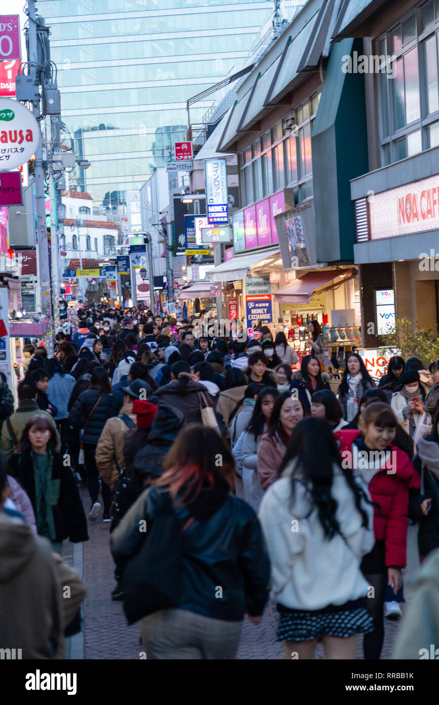 TOKYO, JAPON - 1 février 2019 : des personnes non identifiées, marcher le long de la rue Takeshita à Harajuku, une célèbre rue de la mode cosplay japonais Banque D'Images