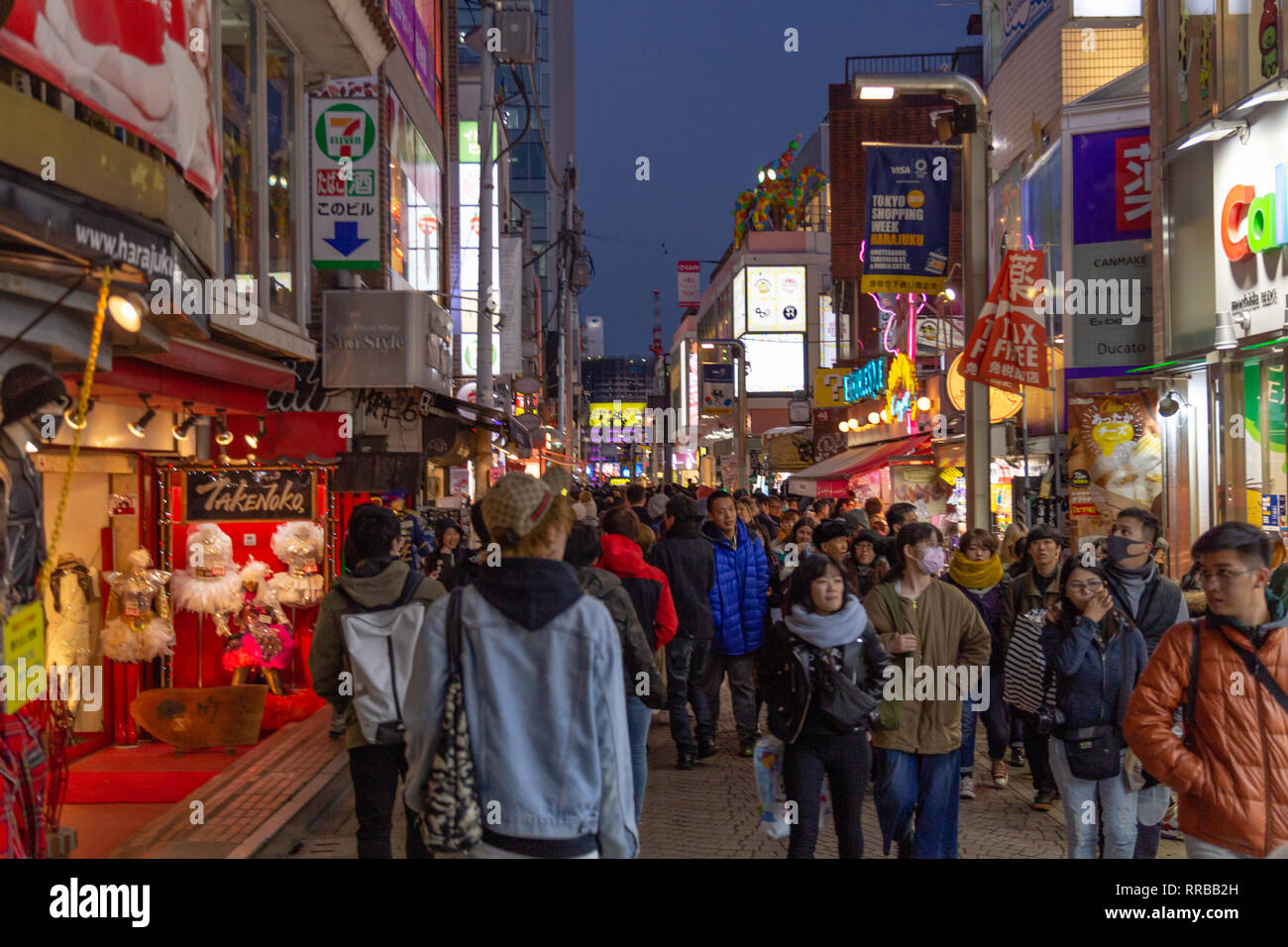 TOKYO, JAPON - 1 février 2019 : des personnes non identifiées, marcher le long de la rue Takeshita à Harajuku, une célèbre rue de la mode cosplay japonais Banque D'Images