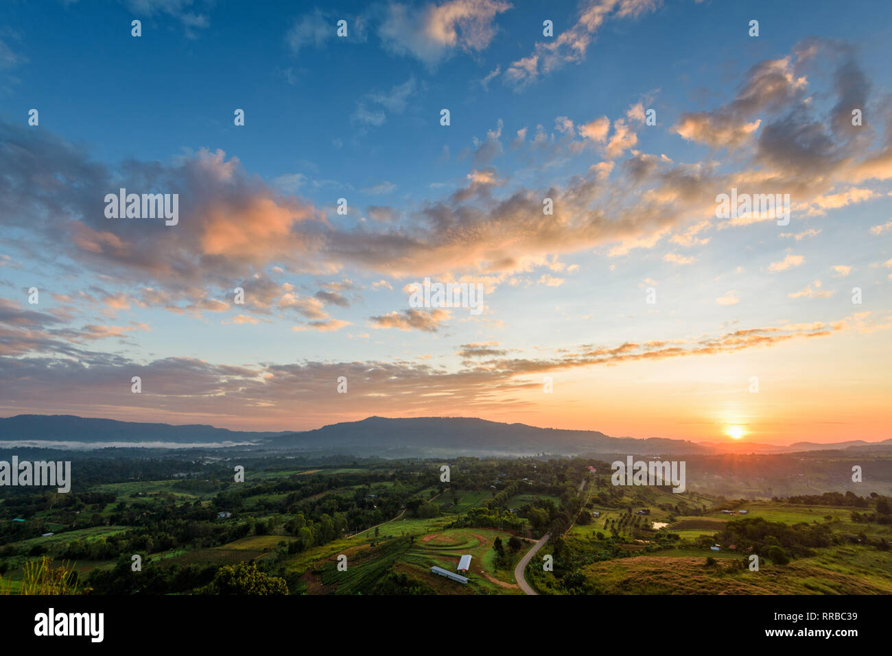 Beau paysage de la nature ciel coloré et les montagnes pendant le lever du soleil au point de vue des ONG Takhian Khao Khao Kho, attractions de Phetchabun, Th Banque D'Images