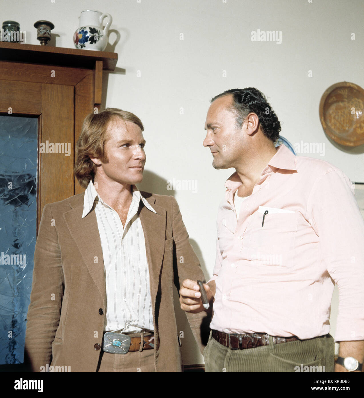 DERRICK / Tödliche Sekunde / BRD 1980 - Zbynek Brynych / Inspektor FRITZ WEPPER (Klein) und Albert Rudolf (WERNER KREINDL) 27860 / Überschrift : DERRICK / BRD 1980 Banque D'Images