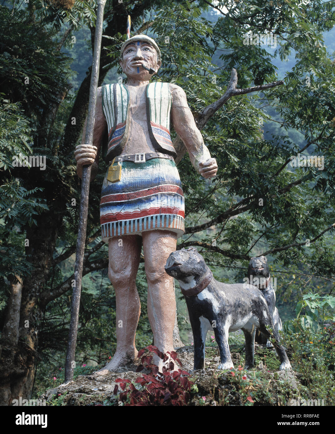 Taïwan. Wulai Village natal. Statue de chasseur et son chien. Banque D'Images