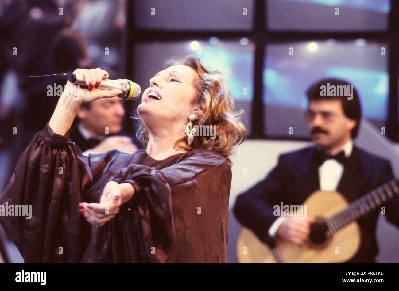 La célèbre chanteuse de Fado portugaise Amalia Rodrigues (1920-1999), sur scène (1990). / Überschrift : Amalia Rodrigues Banque D'Images