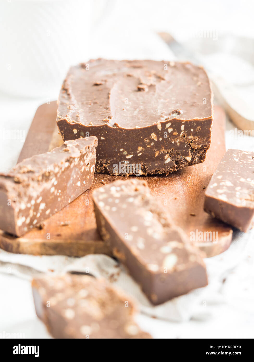 Préparation des barres protéinées faits maison, faite avec du beurre d'arachide, protéines de chanvre, le cacao et le beurre de cacao (végétalien, sans sucre) Banque D'Images