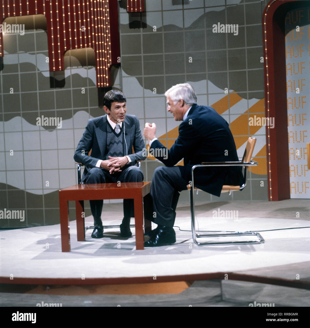 AUF LOS GEHT'S LOS / Stargast : Leonard Nimoy 'Mr. JOACHIM FUCHSBERGER Spock' mit der Modérateur, ARD-Fernsehshow : Auf gehts los los (1980er). 30769 / Überschrift : AUF LOS GEHT'S LOS Banque D'Images