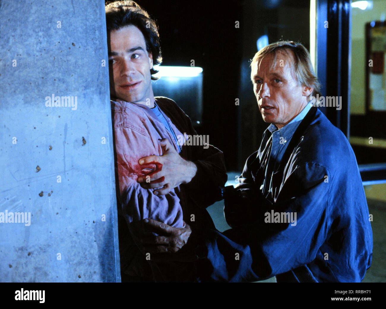 EIN FALL FÜR ZWEI / Härter als Glas / Als Klaus Hencke (KLAUS J. BEHRENDT, l.) von einem Unbekannten angeschossen wird, ist Matula (CLAUS THEO GÄRTNER) gleich zur Stelle. / Überschrift : EIN FALL FÜR ZWEI Banque D'Images