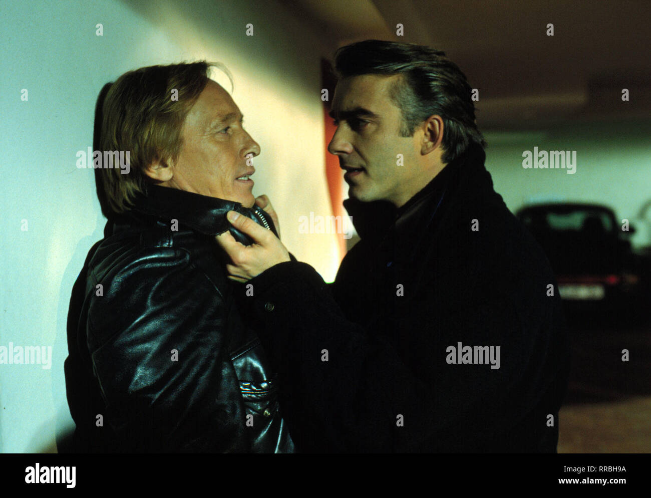 EIN FALL FÜR ZWEI / Mann hinter Vorhang / Angela Winter wurde zu Tode gestürzt. Seltsame Weise auf sie zwischen zwei se Männnern : dem Nachbarn Rudolf Wagner und dem Arbeitskollegen Stefan Reicher. / Bild : Bei den Recherchen gerät Matula unter Druck. Matula (CLAUS THEO GÄRTNER), Stefan Reicher (CHRISTOPH M. OHRT) / Überschrift : EIN FALL FÜR ZWEI Banque D'Images